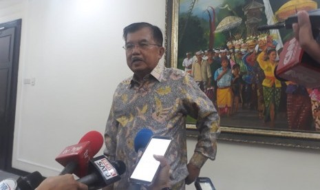 Wakil Presiden Jusuf Kalla saat menjawab pertanyaan wartawan di Kantor Wakil Presiden, Jalan Medan Merdeka Utara, Jakarta, Rabu (6/2).