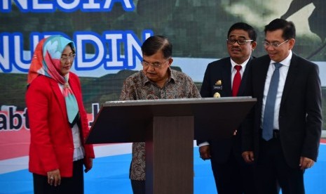 Wakil Presiden Jusuf Kalla saat meresmikan Gedung Center of Microfinance Universitas Hasanuddin, di Kampus Unhas Tamalanrea, Makassar, Sabtu (23/6).