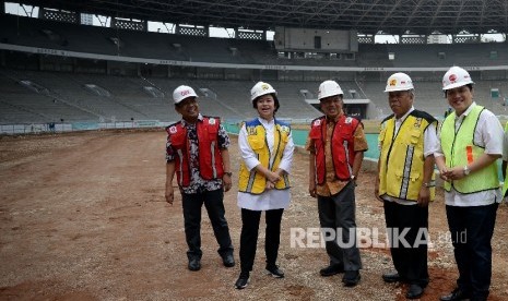 Wakil Presiden Jusuf Kalla (tangah) didampingi Mensesneg Pratikno (kiri), Menko PMK Puan Maharani (2kiri), Ketua Ketua Komite Penyelenggara Asian Games Indonesia (INASGOC) Erick Thohir (Kanan), Menteri PUPR Basuki Hadimuljono (2kanan) meninjau proses renov