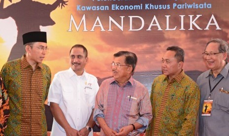 Wakil Presiden Jusuf Kalla (tengah) berbincang dengan Gubernur NTB, M Zainul Majdi ( kiri) didampingi Menteri Pariwisata, Arief Yahya (kedua kiri) saat peresmian Kawasan Ekonomi Khusus (KEK) Mandalika di Kuta, Praya, Lombok Tengah, NTB, Sabtu (12/12).