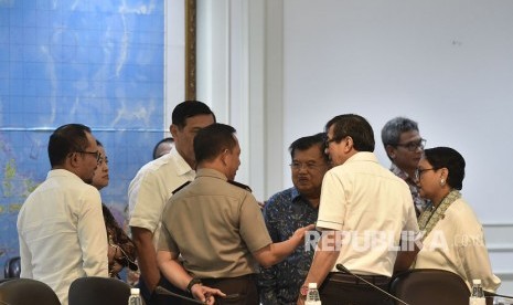 Wakil Presiden Jusuf Kalla (tengah) berbincang dengan sejumlah mentri sebelum rapat terbatas tentang penataan Tenaga Kerja Asing (TKA) di Kantor Presiden, Jakarta (ilustrasi)