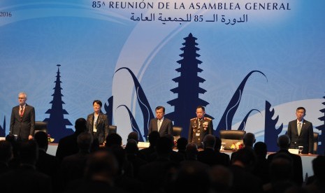 Wakil Presiden Jusuf Kalla (tengah) bersama Kapolri Jendral Pol Tito Karnavian (kedua kanan), Presiden Interpol, Mireille Ballestrazzi (kedua kiri), Sekjen Interpol Jurgen Stock (kiri) dan Gubernur Bali Made Mangku Pastika (kanan) saat pembukaan Sidang Umu