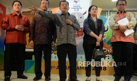  Wakil Presiden Jusuf Kalla (tengah) bersama Ketua KOI Erick Thohir, Menpora Imam Nahrawi, Menko PMK Puan Maharani, Menkominfo Rudiantara (dari kiri) menggelar konferensi pers usai rapat Asian Games bersama Inasgoc di Jakarta, Sabtu (25/3).