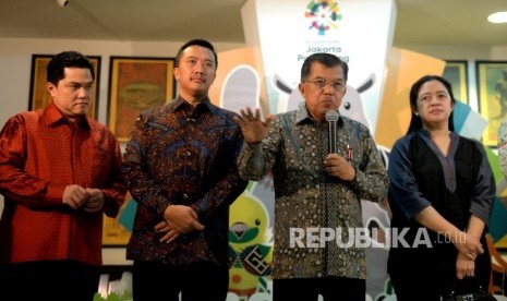 Wakil Presiden Jusuf Kalla (tengah) bersama Ketua KOI Erick Thohir, Menpora Imam Nahrawi, dan Menko PMK Puan Maharani (dari kiri) menggelar konferensi pers usai rapat Asian Games bersama Inasgoc di Jakarta, Sabtu (25/3).