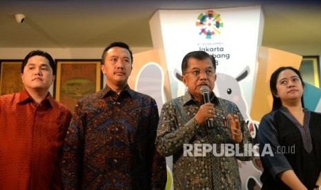 Wakil Presiden Jusuf Kalla (tengah) bersama Ketua KOI Erick Thohir, Menpora Imam Nahrawi, dan Menko PMK Puan Maharani (dari kiri) menggelar konferensi pers usai rapat Asian Games bersama Inasgoc di Jakarta, Sabtu (25/3).