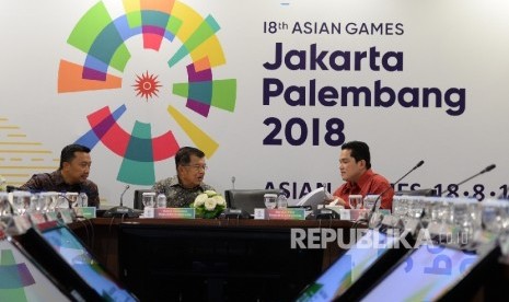 Wakil Presiden Jusuf Kalla (tengah) bersama Menpora Imam Nahrawi dan Ketua KOI Erick Thohir bersiap rapat Asian Games bersama Inasgoc di Jakarta, Sabtu (25/3).