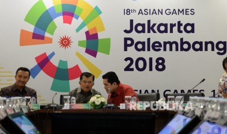 Wakil Presiden Jusuf Kalla (tengah) bersama Menpora Imam Nahrawi dan Ketua KOI Erick Thohir bersiap rapat Asian Games bersama Inasgoc di Jakarta, Sabtu (25/3).