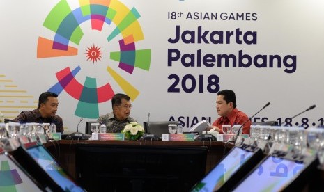 Wakil Presiden Jusuf Kalla (tengah) bersama Menpora Imam Nahrawi dan Ketua KOI Erick Thohir bersiap rapat Asian Games bersama INASGOC di Jakarta, beberapa waktu lalu.