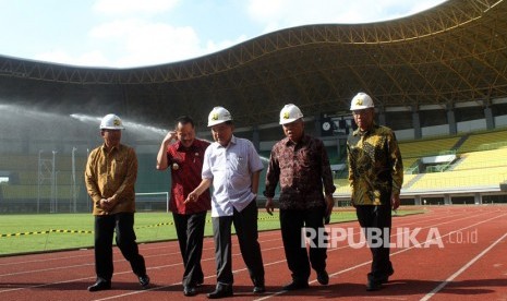 Wakil Presiden Jusuf Kalla (tengah) bersama Menteri Pekerjaan Umum dan Perumahan Rakyat (PUPR) Basuki Hadimuljono (kedua kanan) dan Pejabat Sementara (Pjs) Wali Kota Bekasi Ruddy Gandakusumah (kedua kiri) meninjau venue Asian Games 2018 Stadion Patriot Candrabhaga, di Bekasi, Jawa Barat, Jumat (27/4).