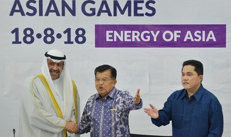 Wapres Jusuf Kalla (tengah) bersama Presiden Dewan Olimpiade Asia (OCA) Sheikh Ahmad Al-Fahad Al-Sabah (kiri) dan Ketua Umum Indonesia Asian Games Organizing Committee (Inasgoc) Erick Thohir bersiap memberikan keterangan kepada wartawan seusai menggelar pertemuan di Kantor Inasgoc Jakarta, Ahad (15/10). 