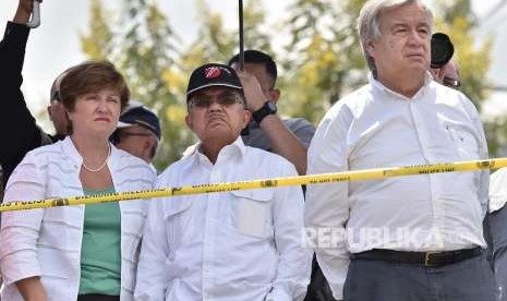 Vice President Jusuf Kalla (center) accompanied UN Secretary General Antonio Gutteres (right) and CEO World Bank Kristalina Georgiva (left) when visiting Balaroa housing complex, Palu, Central Sulawesi, Friday (Oct 12).