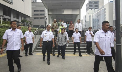 Wakil Presiden Jusuf Kalla (tengah) didampingi Gubernur DKI Jakarta Anies Baswedan (ketiga kiri) seusai meninjau pengoperasian MRT (Mass Rapid Transit) di Stasiun MRT Bundaran HI, Jakarta, Rabu (20/2/2019).