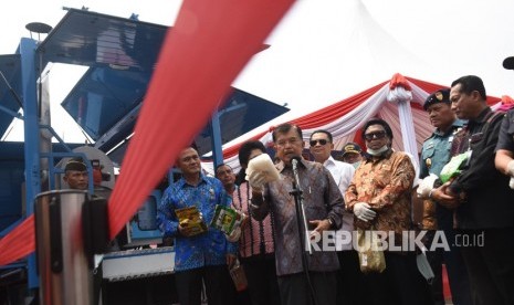 Wakil Presiden Jusuf Kalla (tengah) didampingi Kepala Badan Narkotika Nasional (BNN) Komjen Pol Heru Winarko (kiri), Ketua DPR Bambang Soesatyo (keempat kiri), Ketua DPD Oesman Sapta Odang (ketiga kanan) serta mantan Kepala BNN Komjen Pol (Purn) Budi Waseso (kanan) memberikan keterangan pers sebelum memusnahkan narkotika jenis sabu di lapangan silang Monas, Jakarta, Jumat (4/5).