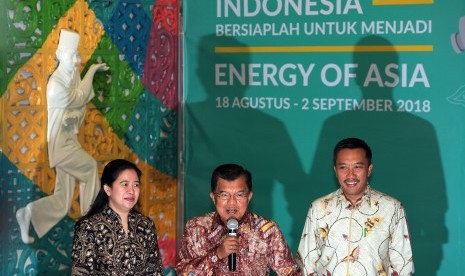 Wakil Presiden Jusuf Kalla (tengah) didampingi Menko Pembangunan Manusia dan Kebudayaan Puan Maharani (kiri) dan Menpora Imam Nahrawi (kanan) memberikan keterangan pers seusai melakukan rapat Asian Games 2018 di Kemenpora, Jakarta, Rabu (15/3).