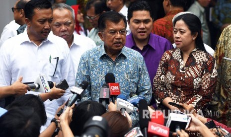 Wakil Presiden Jusuf Kalla (tengah) didampingi Menko Pembangunan Manusia dan Kebudayaan Puan Maharani (kanan), Menpora Imam Nahrawi (kiri), Menteri PUPR Basuki Hadi Hadimuljono (kedua kiri), dan Ketua Komite INASGOC Erick Thohir (kedua kanan) memberikan keterangan kepada wartawan seusai rapat koordinasi Asian Games 2018 di Kantor INASGOC, Jakarta, Selasa (18/7).