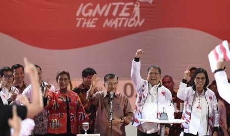 Wakil Presiden Jusuf Kalla (tengah) didampingi Menkominfo Rudiantara (kedua kanan), Menteri Keuangan Sri Mulyani (kanan) dan Menteri Kelautan dan Perikanan Susi Pudjiastuti (ketiga kiri) meluncurkan Ignite the Nation-Gerakan Nasional 1000 Startup Digital Satu Indonesia di Istora Senayan, Jakarta, Ahad (18/8/2019).