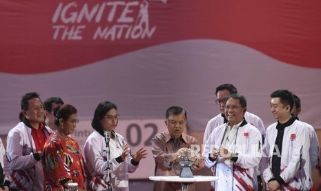 Wakil Presiden Jusuf Kalla (tengah) didampingi Menkominfo Rudiantara (kedua kanan), Menteri Keuangan Sri Mulyani (keempat kiri), Menteri Kelautan dan Perikanan Susi Pudjiastuti (ketiga kiri), Kepala Badan Ekonomi Kreatif Triawan Munaf (kiri), CEO Tokopedia William Tanuwijaya (kanan) dan CEO Traveloka Ferry Unardi (ketiga kanan) meluncurkan Ignite the Nation-Gerakan Nasional 1000 Startup Digital Satu Indonesia di Istora Senayan, Jakarta, Ahad (18/8/2019).