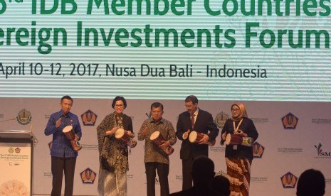 Wakil Presiden Jusuf Kalla (tengah) didampingi Menteri Keuangan (kedua kiri), Gubernur Bali (kiri), Presiden IDB (kedua kanan) dan Direktur Utama PT Sarana Multi Infrastruktur saat pembukaan pertemuan forum bank-bank pembangunan Islam di Nusa Dua, Bali, Senin (10/4).