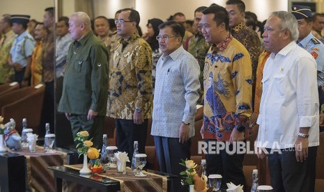 Wakil Presiden Jusuf Kalla (tengah) didampingi Menteri Perhubungan Budi Karya Sumadi (kedua kiri), Menteri PUPR Basuki Hadimuljono (kanan), Menpora Imam Nahrawi (kedua kanan) dan Gubernur Sumatra Selatan Alex Noerdin (kiri) menghadiri acara 