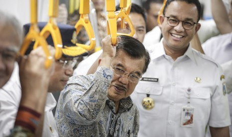 Wakil Presiden Jusuf Kalla (tengah) didampingi Menteri Perhubungan Budi Karya Sumadi (kiri) dan Gubernur DKI Jakarta Anies Baswedan (kanan) saat meninjau pengoperasian MRT (Mass Rapid Transit) di Stasiun MRT Bundaran HI, Jakarta, Rabu (20/2).