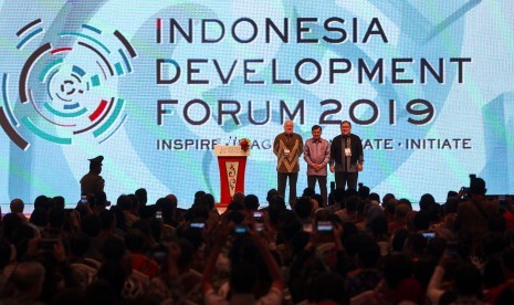 Wakil Presiden Jusuf Kalla (tengah) didampingi Menteri PPN/Kepala Bappenas Bambang Brodjonegoro (kanan) dan Duta Besar Australia untuk Indonesia Gary Quinlan (kiri) berfoto bersama seusai membuka Indonesia Development Forum (IDF) 2019 di Jakarta Convention Center (JCC), Jakarta, Senin (22/7/2019). 