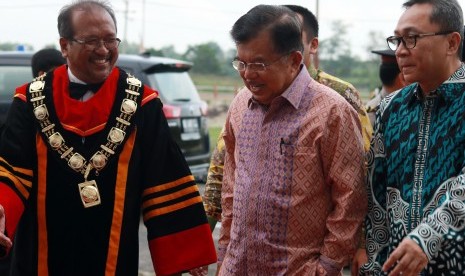 Wakil Presiden Jusuf Kalla (tengah) disambut oleh Ketua MPR Zulkifli Hasan (kanan) dan Rektor Intitut Teknologi Sumatera (ITERA) Prof Ofyar Z Tamin (kiri) saat tiba di Kampus ITERA, Lampung Selatan, Lampung.