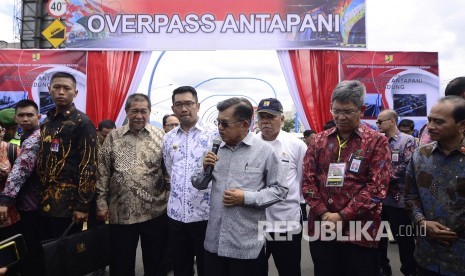 Wakil Presiden Jusuf Kalla (tengah) memberi penjelasan kepada awak media seusai meninjau Flyover Antapani, Jalan Jakarta, Kota Bandung, Selasa (24/1).