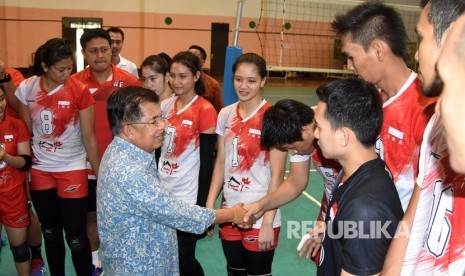 Wakil Presiden Jusuf Kalla (tengah) menyalami tim voli Indonesia saat meninjau Padepokan Voli Sentul di Bogor, Jawa Barat, Selasa (18/7).