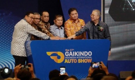 Wakil Presiden Jusuf Kalla (Tengah) saat membuka secara resmi pameran GAIKINDO Indonesia International Auto Show (GIIAS) 2019, Kamis (18/7).