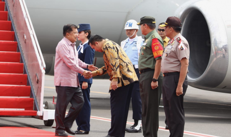 Wakil Presiden Jusuf Kalla tiba di Bandara Radin Inten II Branti disambut Gubernur Lampung M Ridho Ficardo, pangdam II Sriwijaya, dan kapolda Lampung, Sabtu (8/12). 