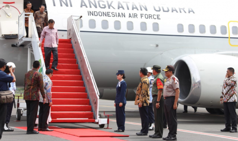 Wakil Presiden Jusuf Kalla tiba di Bandara Radin Inten II Branti disambut Gubernur Lampung M Ridho Ficardo, pangdam II Sriwijaya, dan kapolda Lampung, Sabtu (8/12). 