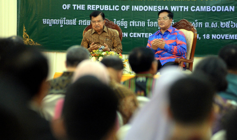  Wakil Presiden ke-10 dan 12 Jusuf Kalla didampingi Perdana Menteri Kamboja YM Samdech Techo Hun Sen,  saat bersilaturrahmi dengan Masyarakat Muslim Kamboja di Modern Center, Kamboja, Senin (18/11)  