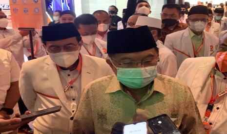 Wakil Presiden ke 10 dan 12 RI Jusuf Kalla menjawab pertanyaan wartawan usai menghadiri Rakernas PKS 2022 di Hotel Bidakara, Jakarta, Senin (31/1). 