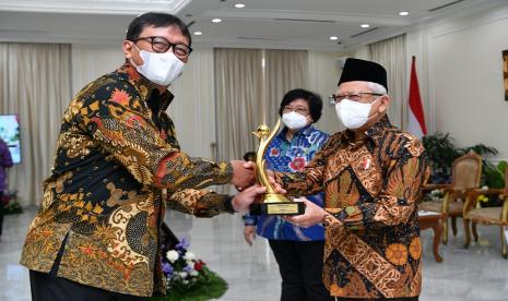  Wakil Presiden KH Maruf Amin menyerahkan penghargaan PROPER emas kepada Dirut PT Badak LNG Gema Iriandus Pahalawan di Istana Wapres, Kamis (29/12/2022).