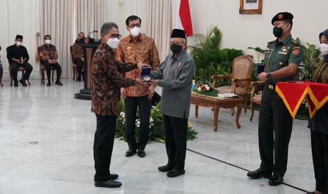 Wakil Presiden, KH Ma'ruf Amin, menyerahkan penghargaan World Intellectual Property Organization (WIPO) Intellectual Property Enterprise Medal kepada Rektor UGM, Prof Panut Mulyono.