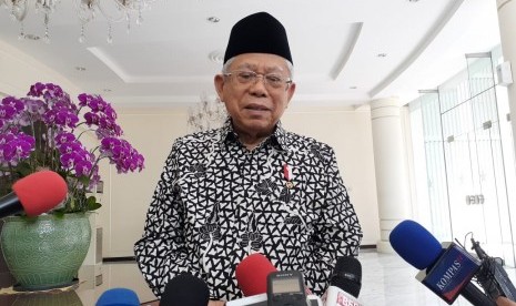 Wakil Presiden KH Maruf Amin saat diwawancarai wartawan di Kantor Wakil Presiden, Kamis (26/12).