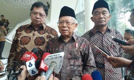 Wakil Presiden KH Maruf Amin usai rapat terkait kesiapan penerapan jaminan produk halal di Kantor Wakil Presiden, Jakarta, Kamis (9/1).