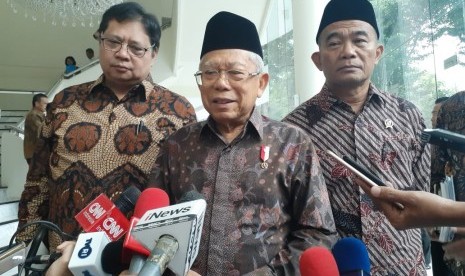 Wakil Presiden KH Maruf Amin usai rapat terkait kesiapan penerapan jaminan produk halal di Kantor Wakil Presiden, Jakarta, Kamis (9/1).