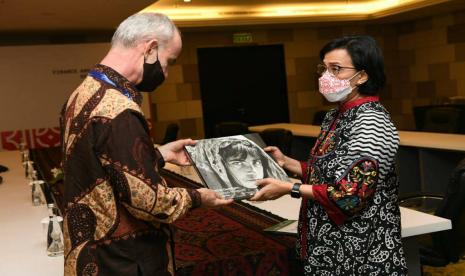 Wakil Presiden Komite Internasional Palang Merah (ICRC) Dr Gilles Carbonnier (kiri) dan Menteri Keuangan Sri Mulyani Indrawati