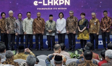 Wakil Presiden Ma’aruf Amin dan Menkeu Sri Mulyani berpose bersama perwakilan perusahaan BUMN dan BUMD penerima penghargaan LHKPN Terbaik 2019 dari Komisi Pemberantasan Korupsi (KPK).