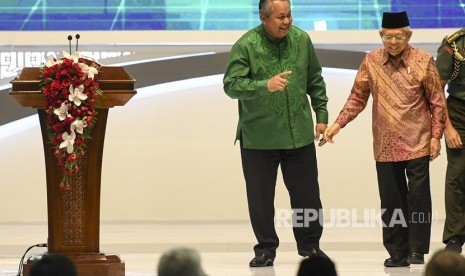 Wakil Presiden Ma'ruf Amin (kanan) dan Gubernur Bank Indonesia Perry Warjiyo berbincang seusai membuka Indonesia Sharia Economic Festival (ISEF) 2019 di JCC Senayan, Jakarta, Rabu (13/11/2019). 