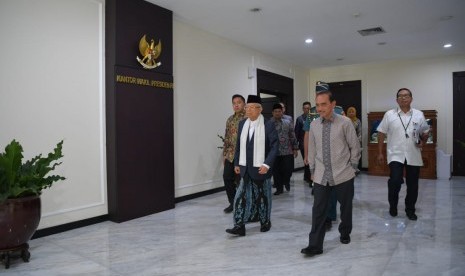 Wakil Presiden Ma'ruf Amin mengenakan sarung saat akan menghadiri sidang pertama Kabinet Indonesia Maju di Istana Merdeka, Jakarta, Kamis (24/10).