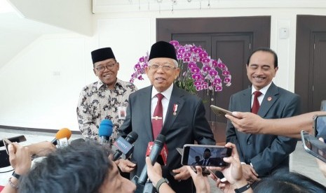 Wakil Presiden Ma'ruf Amin saat diwawancarai wartawan di Kantor Wakil Presiden, Jakarta, Jumat (8/11).