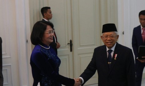 Wakil Presiden Ma'ruf Amin saat menerima kunjungan kehormatan Wakil Presiden Vietnam Dang Thi Ngoc Thinh di Istana Wakil Presiden, Jakarta, Ahad (20/10).