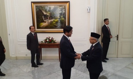 Wakil Presiden Ma'ruf Amin saat menerima kunjungan kehormatan Wakil Presiden Myanmar Henry Van Thio pada pukul 20.30 WIB di Istana Wakil Presiden, Jakarta, Ahad (20/10).