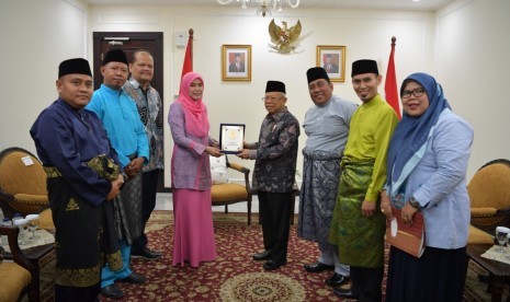 Perwakilan Dunia Melayu Dunia Islam (DMDI) Indonesia bertemu dengan Wakil Presiden RI Maruf Amin.