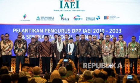 Wakil Presiden Maruf Amin (tengah), Menteri Keuangan sekaligus Ketua Umum Ikatan Ahli Ekonomi Islam Indonesia (IAEI) Sri Mulyani (kelima kiri), Menteri BUMN sekaligus Wakil Ketum V Pengembangan Ekonomi Digital dan Keuangan Sosial Islam Erick Thohir (keempat kiri), Gubernur Bank Indonesia Perry Warjiyo (kelima kanan), Ketua OJK Wimboh Santoso (kempat kanan) dan pengurus DPP IAEI 2019-2023 berfoto bersama seusai pelantikan di Kantor Ditjen Pajak, Jakarta, Jumat (13/12/2019).