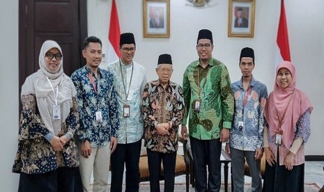 Wakil Presiden Maruf Amin bersama direksi Rumah Zakat saat melakukan kunjungan ke Kantor Wakil Presiden, Jl. Medan Merdeka Utara no. 15, Jakarta Pusat, Rabu (5/2). Gerakan Kebahagiaan#DimulaiDariKita diinisiasi Rumah Zakat berdasar WHR 2019