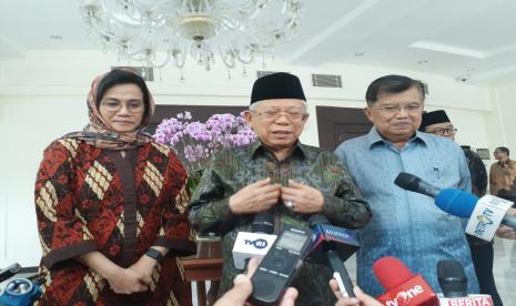 Wakil Presiden Maruf Amin, bersama Wakil Presiden ke-10 dan ke-12 Jusuf Kalla serta Menteri Keuangan Sri mulyani usai rapat jajaran pengurus Ikatan Ahli Ekonomi Islam (IAEI) di Kantor Wakil Presiden, Jakarta, Kamis (12/3).(Republika/Fauziah Mursid)