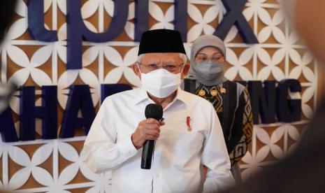 Wakil Presiden Maruf Amin dalam keterangan persnya usai menghadiri acara Napak Tilas dan HUT Ke-67 Konfederasi Sarikat Buruh Muslimin Indonesia (K-Sarbumusi) di Sidoarjo, Jawa Timur, Jumat (30/9). 